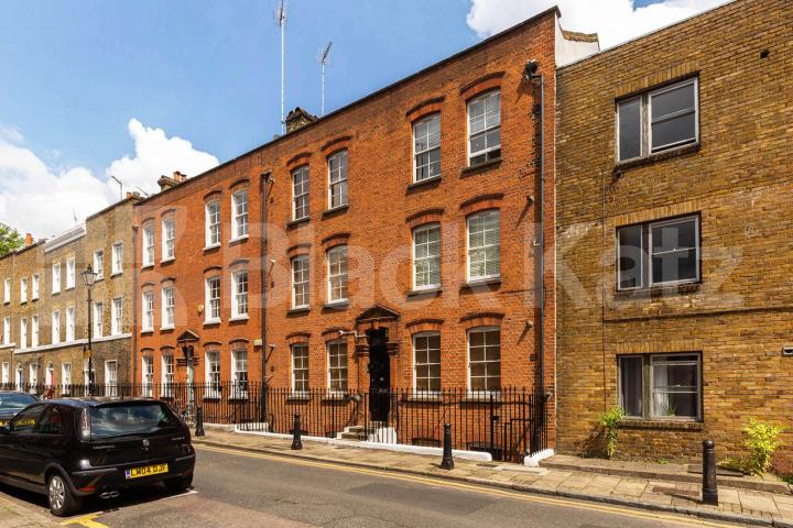 Located in a prime area close to the vibrant upper street with tons of amenaties Paget Street, Angel